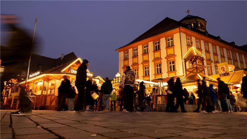 Weihnachtsmarktsaison geht mit „Winterdorf“ los Das Winterdorf in der Bayreuther Fußgängerzone verbreitet schon ab Mitte Oktober weihnachtliche Stimmung. (Archivbild)