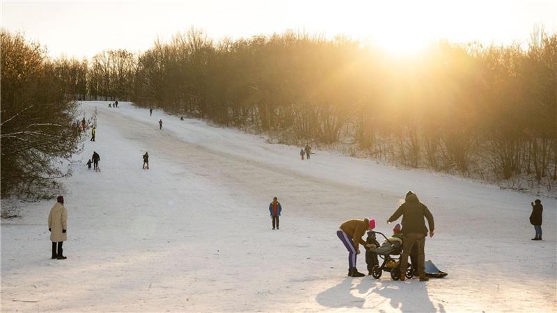 Fernverkehr in Norddeutschland bis Sonntag eingeschränkt Das Winterwetter hat auch schöne Seiten - wie hier am Teufelsberg in Berlin.
