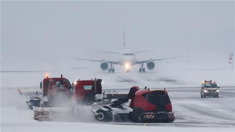 Das Winterwetter hat laut einer Flughafensprecherin im Luftverkehr einiges durcheinandergewirbelt. 