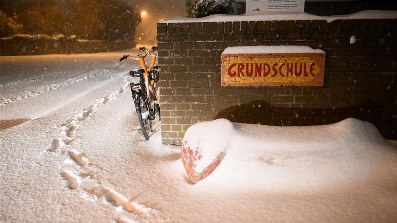 Das Winterwetter hatte einen regulären Schulbetrieb in Niedersachsen zuletzt fast unmöglich gemacht. (Archivbild) 