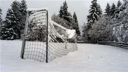 Das Winterwetter sorgt erneut für Spielausfälle im Fußball. (Symbolbild)