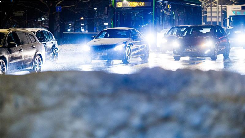 Das Winterwetter sorgt für Herausforderungen im Straßenverkehr. (Archivbild)