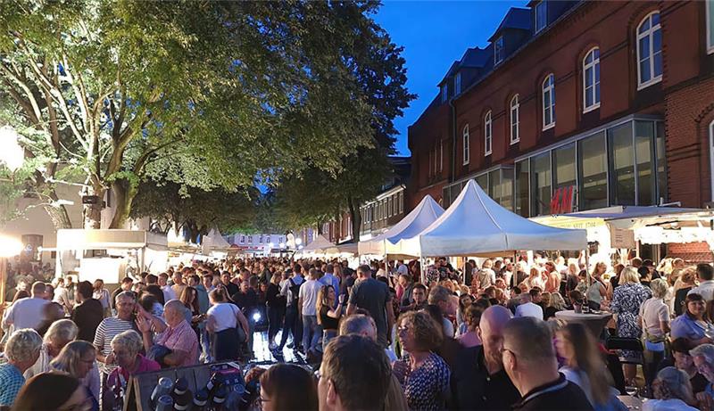 Menschentrauben beim Stader Winzerfest Das Winzerfest in Stade war am Freitagabend gut besucht. Foto: Strüning