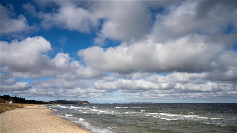 Das Wochenende bringt milde Temperaturen und einen Wechsel aus Sonne, Wolken und vereinzelten Regenschauern. (Symbolbild)