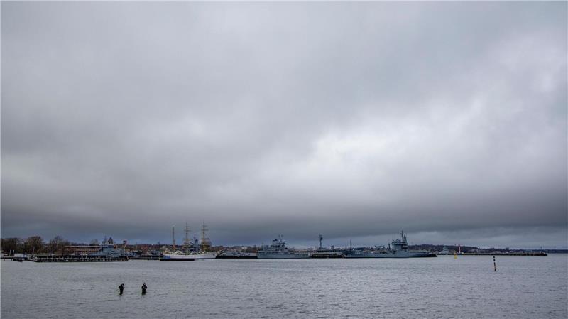 Das Wochenende startet mit Regen, Bewölkung und Wind an der Küste. (Symbolbild)