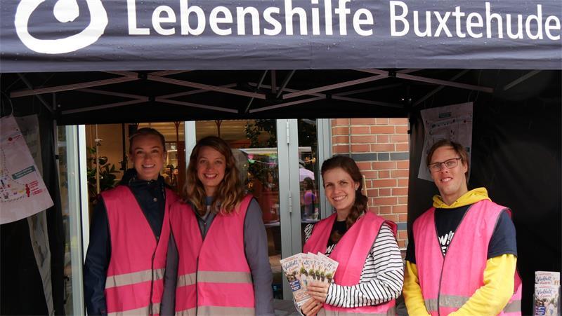 Das Wohlfühlteam war auf dem Fest unterwegs, um die Gäste zu unterstützen. Ihre Basisstation hatte es vor dem Modehaus Stackmann aufgeschlagen, denn dort stand eigens ein geschützter Bereich zur Verfügung, in dem Gäste Ruhe und Rückzugsmöglichkeiten genießen konnten.
