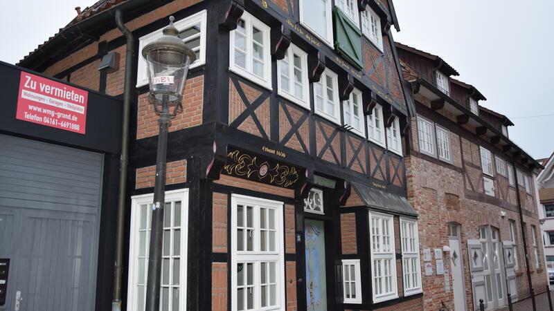 Das Wohnhaus an der Kirchenstraße 15 (links im Bild) aus dem Jahr 1650 in der Altstadt Buxtehude steht zum Verkauf.