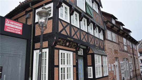 Das Wohnhaus an der Kirchenstraße 15 (links im Bild) aus dem Jahr 1650 in der Altstadt Buxtehude steht zum Verkauf.