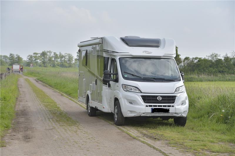 Wohnmobil nach Unfall aus der Oste gefischt Das Wohnmobil, das in der Oste landete. Foto: JOTO