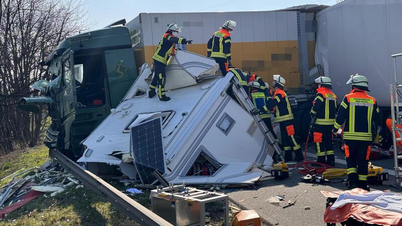Das Wohnmobil ist zwischen die Lkw geraten und komplett zerstört worden.