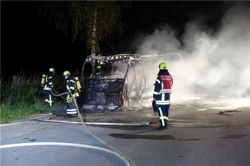 Das Wohnmobil war nicht zu retten , es brannte komplett aus. Foto: König