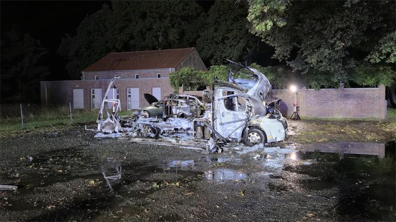 Das Wohnmobil wurde durch den Brand vollständig zerstört.