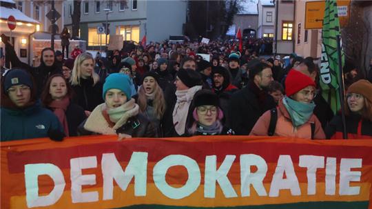 Das Wort "Demokratie" ist als Teil des Schriftzugs "Demokratie" auf einem Plakat bei einer Demonstrationzu lesen. (Symbolbild)