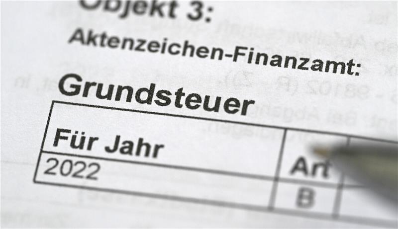 Hälfte der Hamburger hat Grundsteuererklärung abgegeben Das Wort Grundsteuer auf einem Bescheid für die Grundsteuer. Immer mehr Hamburgerinnen und Hamburger mit Immobilien haben mittlerweile ihre Grundsteuererklärung beim Finanzamt abgegeben. Mittlerweile jeder zweite, laut Finanzsenator Andreas Dressel (SPD). Foto: Bernd Weißbrod/dpa