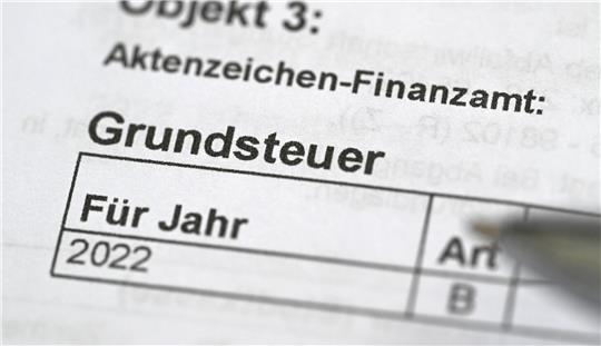 Das Wort Grundsteuer auf einem Bescheid für die Grundsteuer. Immer mehr Hamburgerinnen und Hamburger mit Immobilien haben mittlerweile ihre Grundsteuererklärung beim Finanzamt abgegeben. Mittlerweile jeder zweite, laut Finanzsenator Andreas Dressel (SPD). Foto: Bernd Weißbrod/dpa