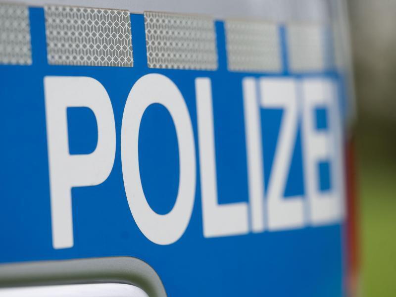 Das Wort "Polizei" steht auf der Karosserie eines Einsatzwagens. Foto: Marijan Murat/dpa/Symbolbild