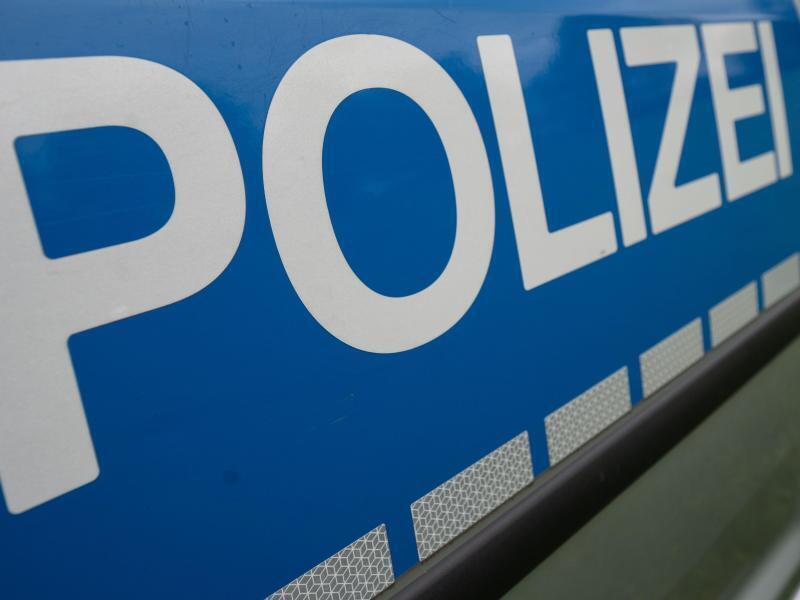 Das Wort "Polizei" steht auf einem Einsatzwagen. Foto: Marijan Murat/dpa/Symbolbild