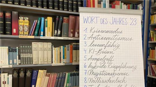Das Wort des Jahres „Krisenmodus“ steht an erster Stelle vor den Wörtern „Antisemitismus“ und „leseunfähig“ auf einer Tafel.