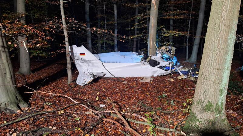 Flugschüler stirbt bei Absturz eines Leichtflugzeuges Das Wrack des Kleinflugzeugs. Ein Mensch starb bei dem Absturz in der Nähe von Hünxe in NRW.