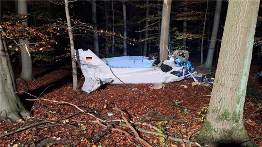Das Wrack des Kleinflugzeugs. Ein Mensch starb bei dem Absturz in der Nähe von Hünxe in NRW.