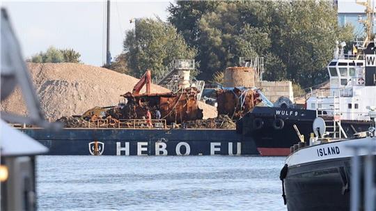 Das Wrack des U-Boots „U16“ wird im Neuen Fischereihafen in Cuxhaven zerlegt. Museen haben Interesse an Teilen des historischen Fundes bekundet.