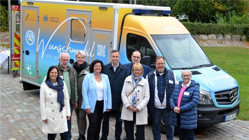 chirmherr David McAllister (Mitte) gemeinsam mit Landrat Thorsten Krüger (4. von rechts) und den Vertretern des Fördervereins, des Lions-Clubs sowie der Stadt Geestland vor dem Wunschmobil.