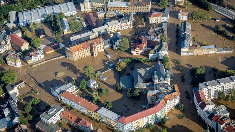 Das Zentrum der Stadt Krnov in Tschechien ist überflutet.