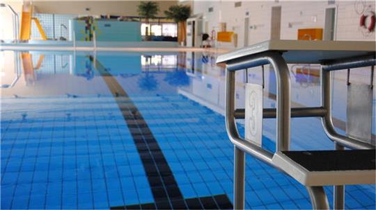 Das Zevener Hallenbad macht den Zevenern Bauchschmerzen. Unregelmäßige Öffnungszeiten und niemand weiß, wie es damit nun weiter gehen soll. Foto: Harder-von Fintel