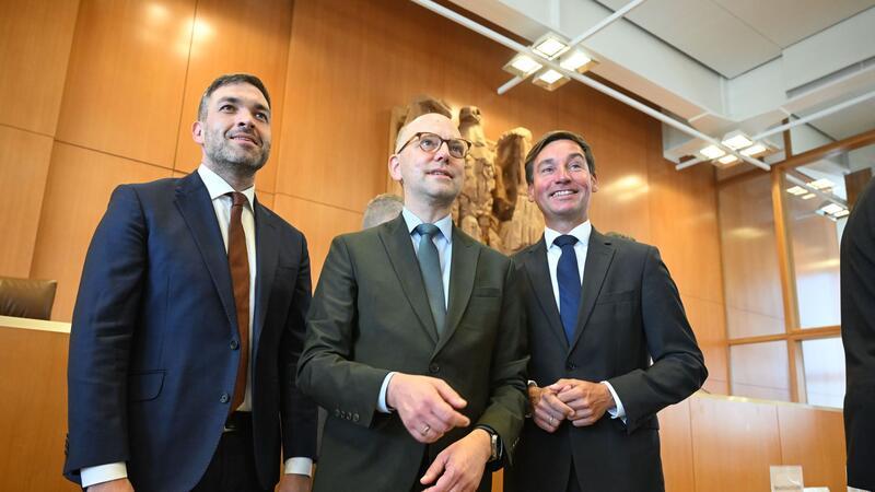 Das Ziel - eine Verkleinerung des Bundestags - habe man erreicht, sagen Vertreter der Ampel-Parteien.