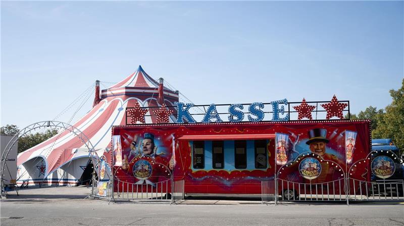 Artistin stürzt im Zirkus - Zuschauer sehen tödliches Drama Das Zirkuszelt des Circus Paul Busch in Bautzen
