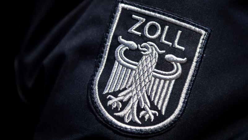 Zoll beschlagnahmt Drogen im Wert von 75.000 Euro Das Zoll Abzeichen auf der Uniform eines Beamten.
