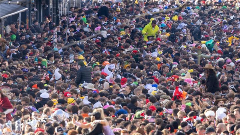 Jecken-Comeback im „Sunnesching“ Das Zülpicher Viertel in Köln war schnell wieder prall gefüllt mit Menschen.