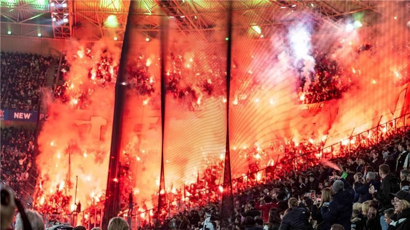 Das Zünden von Pyrotechnik im Stadion gehört zu den Problemfeldern, über die sich die Innenminister von Bund und Ländern bei ihrer nächsten Konferenz in Bremen unterhalten wollen. (Archivfoto)