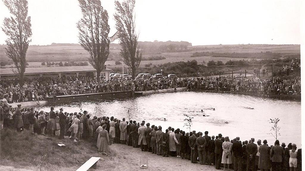 Das Zuschaue bei Schwimmwettbewerben im Heidebad war damals eine beliebte Freite...