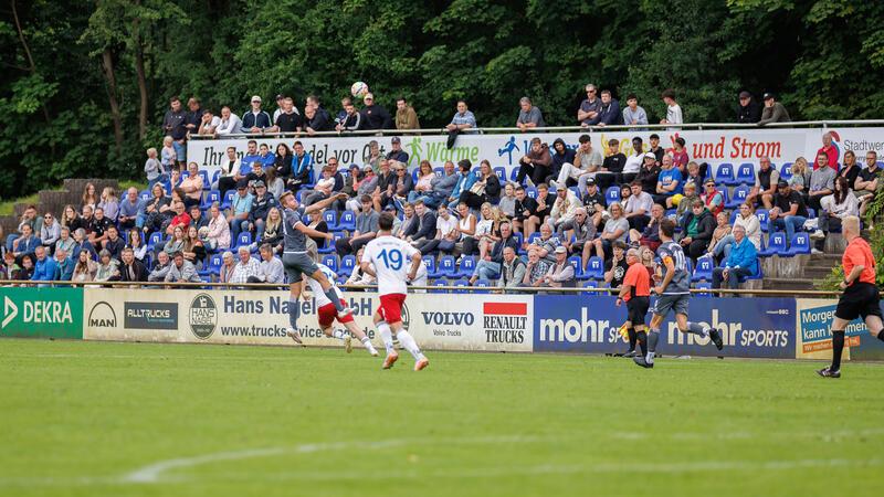 VfL Güldenstern Stade „leidet“ und feiert dann verdienten Auftaktsieg Das Zuschauerinteresse war groß. Sowohl die Haupttribüne als auch die Gegengerade waren gut gefüllt.