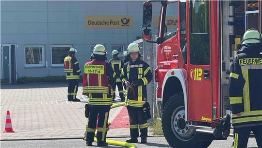 Das Zustellzentrum der Deutschen Post in Horneburg musste wegen austretenden Gases evakuiert werden.
