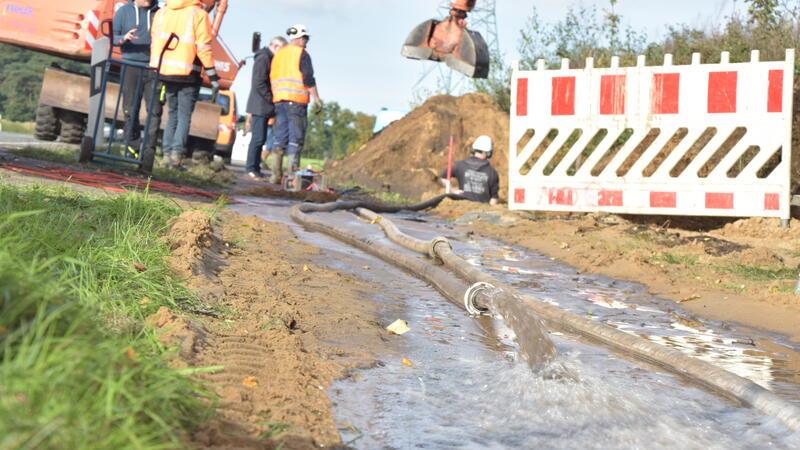 Das abgepumpte Wasser läuft über den Geh- und Radweg an der B73.