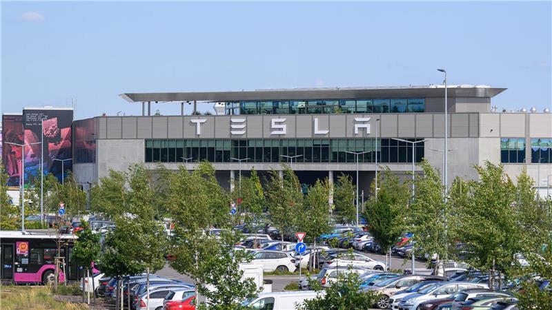 Tesla führt abgespecktes Model Y auch in Deutschland ein Das abgespeckte Model Y für Europa wird in Grünheide bei Berlin gebaut. (Archivbild)