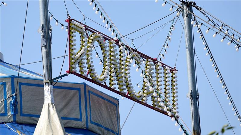 Unfall im Zirkus Roncalli: Drei Menschen in Lübeck verletzt Das acht Jahre alte Kind und die beiden Erwachsenen seien nicht in Lebensgefahr, es gehe ihnen den Umständen entsprechend gut, sagte eine Zirkus-Sprecherin.