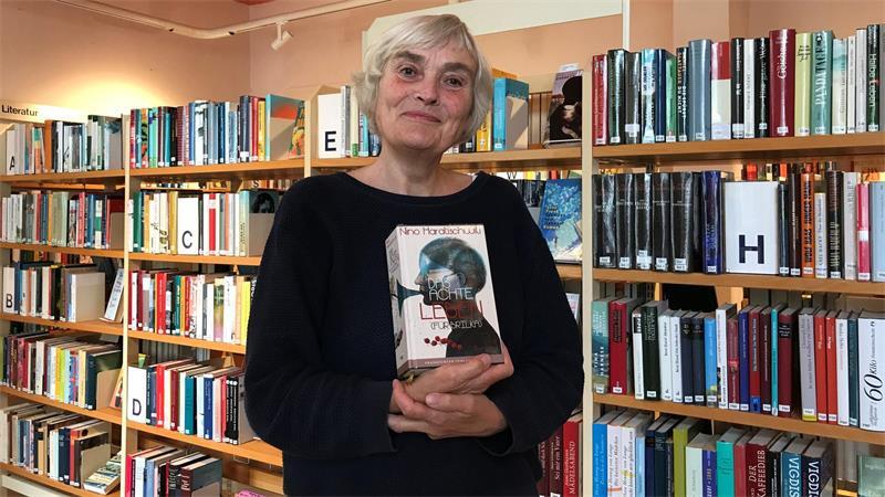 Lesegenuss im ehemaligen Haus des Freiburger Amtsrichters „Das achte Leben“ von Nino Haratischwili ist eines der Lieblingsbücher von Clara Prinz: „Die Autorin hat mit 31 Jahren über ein 100-jähriges Leben in Georgien geschrieben, als es ganz ungewöhnlich war, über Frauen zu schreiben.“