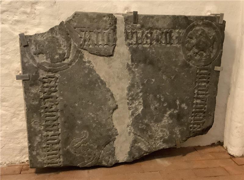 Das älteste Fragment einer Grabsteinplatte in Stade fand im Brauthaus der Kirche einen neuen Platz.