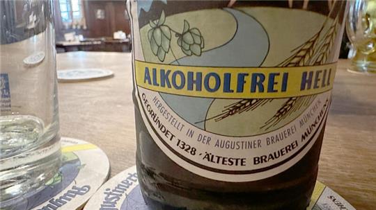 Das alkoholfreie Bier «Augustiner Alkoholfrei Hell» steht in einer Gaststätte auf einem Tisch.
