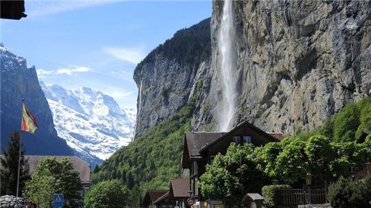 Das als Fotomotiv beliebte Wahrzeichen von Lauterbrunnen: der Wasserfall Staubbachfall.