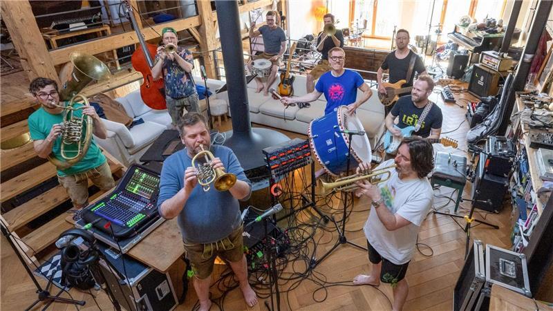 Das als Single schon vorab veröffentlichte „Goaßnmaß“ feiert die Freundschaft, gute Gesellschaft und Bier.