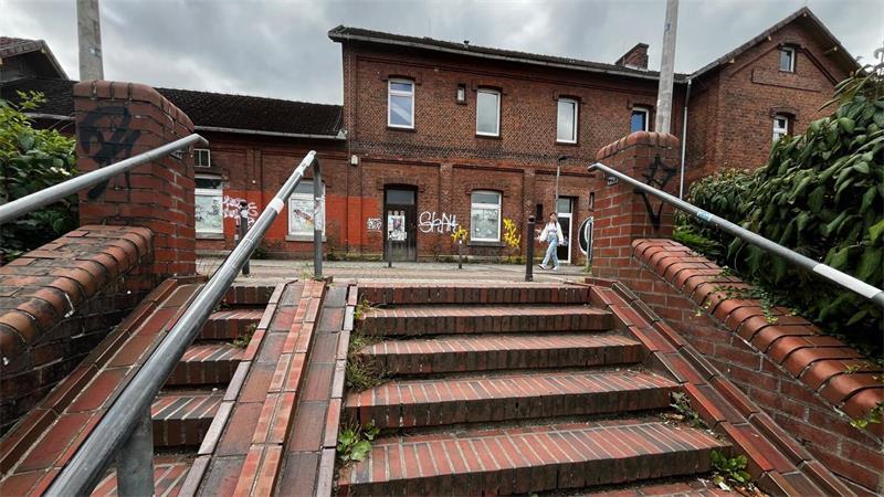 Das alte Bahnhofsgebäude in Buxtehude soll abgerissen und einem Fahrradplatz mit 750 Plätzen weichen.