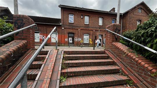 Das alte Bahnhofsgebäude in Buxtehude soll abgerissen und einem Fahrradplatz mit 750 Plätzen weichen.