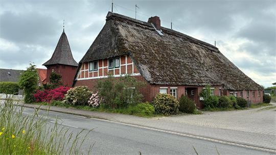 Das alte Bauernhaus in Neuenkirchen soll Wohnbebauung weichen, auch deshalb änderte der Samtgemeinderat Lühe den Flächennutzungsplan.
