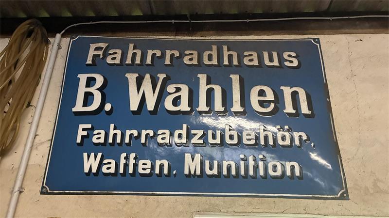 100 Jahre Esso-Tankstelle in Steinkirchen - „Wir leben Tankstelle“ Das alte Firmenschild hängt noch in der Werkstatt.