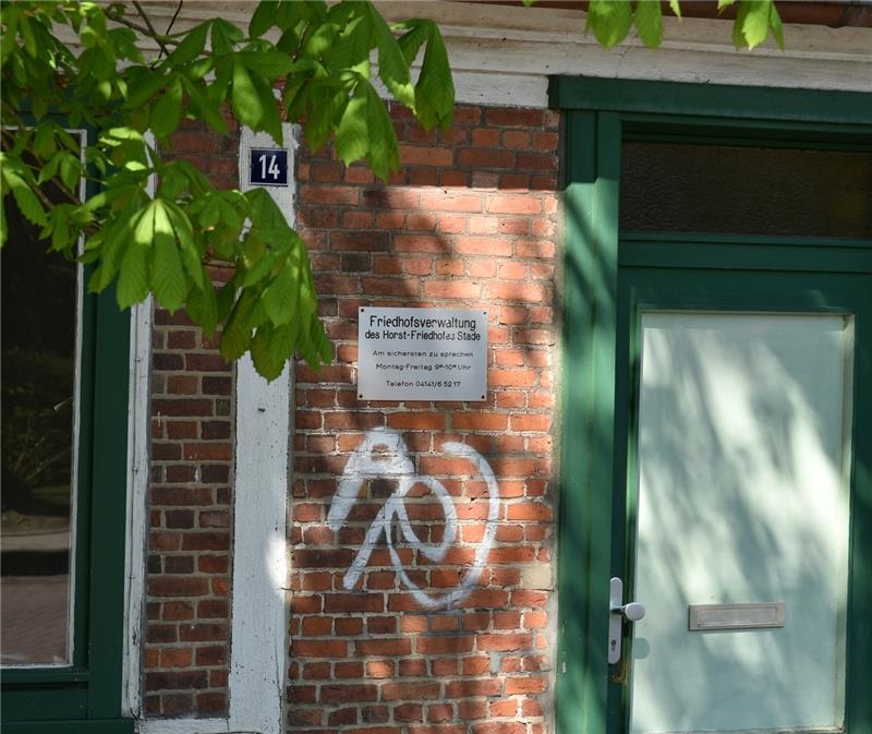 Das alte Gebäude der Friedhofsverwaltung hat die Wohnstätte gekauft, die auf dem Areal demnächst Wohnungen bauen möchte. Gärtnerei und Kirchenamt sollen in einen Neubau an der Kapelle ziehen.