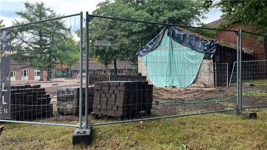 Das alte Hausmeistergebäude musste weg, um Platz für die neue Mensa zu machen.